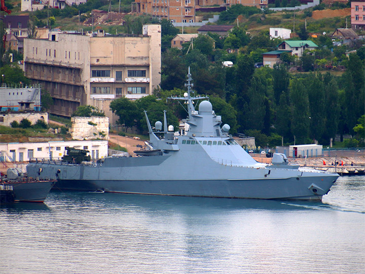 Патрульный корабль "Павел Державин" с установленным на ВПП зенитным ракетным комплексом "Тор-М2КМ"