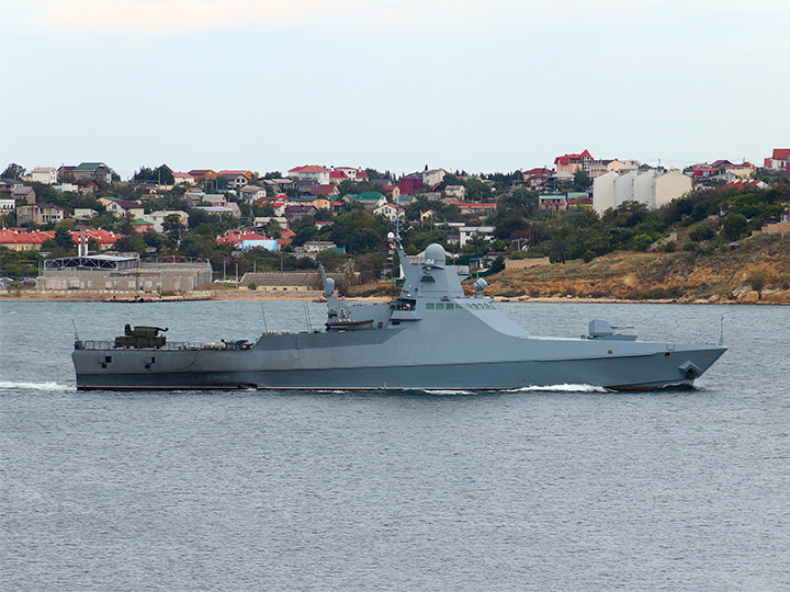 Патрульный корабль "Павел Державин" на фоне Северной стороны Севастополя