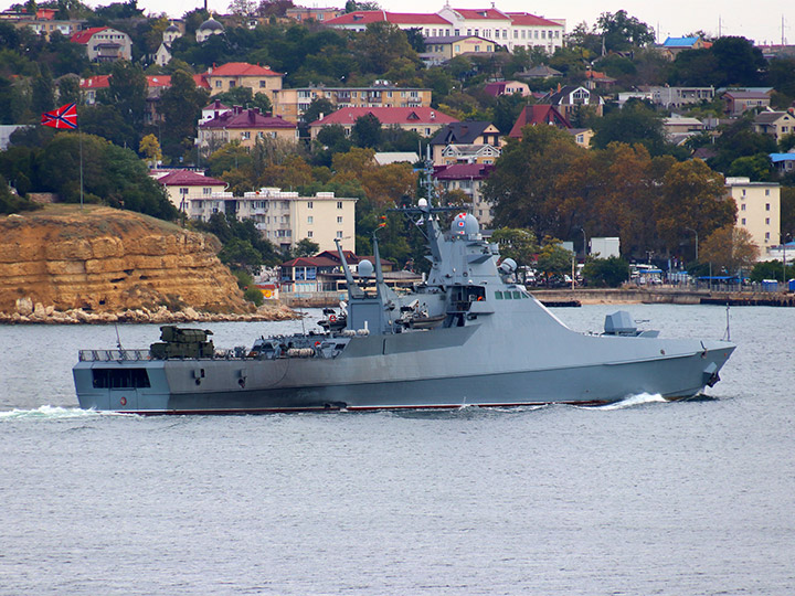 Патрульный корабль "Павел Державин" проходит по Севастопольской бухте