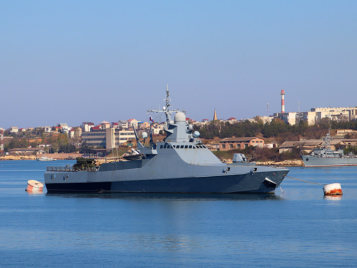 Патрульный корабль "Василий Быков" с ЗРК "Тор-М2КМ" на фоне Северной стороны Севастополя