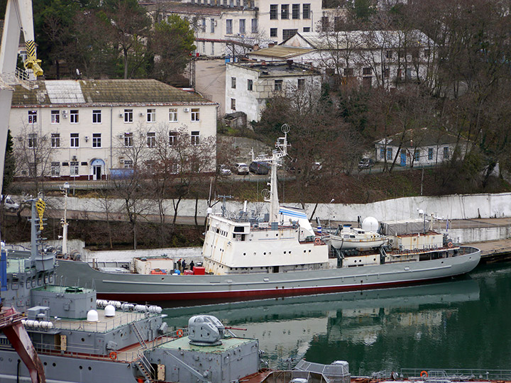 Разведывательный корабль "Экватор" на ремонте в Севастополе