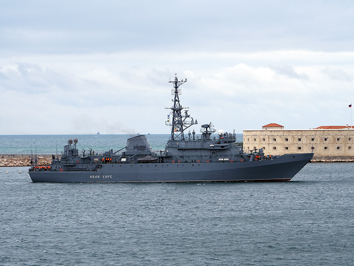 Средний разведывательный корабль "Иван Хурс" на фоне Константиновской батареи в Севастополе