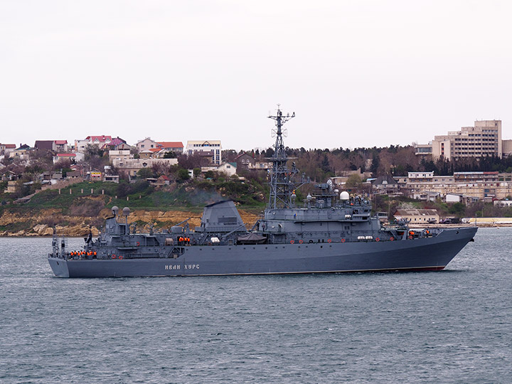 Средний разведывательный корабль "Иван Хурс" в Севастопольской бухте