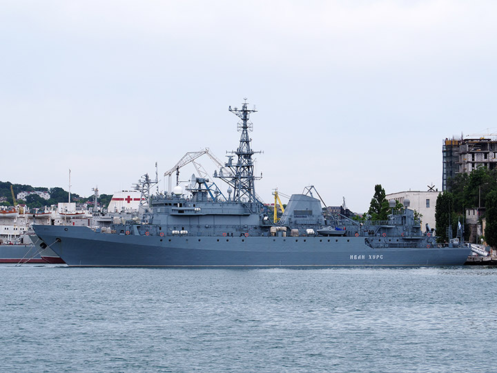 Средний разведывательный корабль "Иван Хурс" у Минной стенки, Севастополь