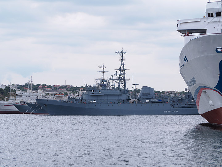 Разведывательный корабль "Иван Хурс" причала в Севастополе