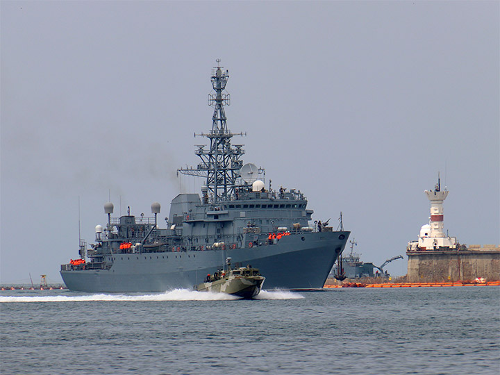 Разведывательный корабль "Иван Хурс" заходит в Севастопольскую бухту