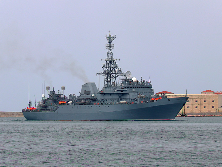 Разведывательный корабль "Иван Хурс" на фоне Константиновской батареи в Севастополе