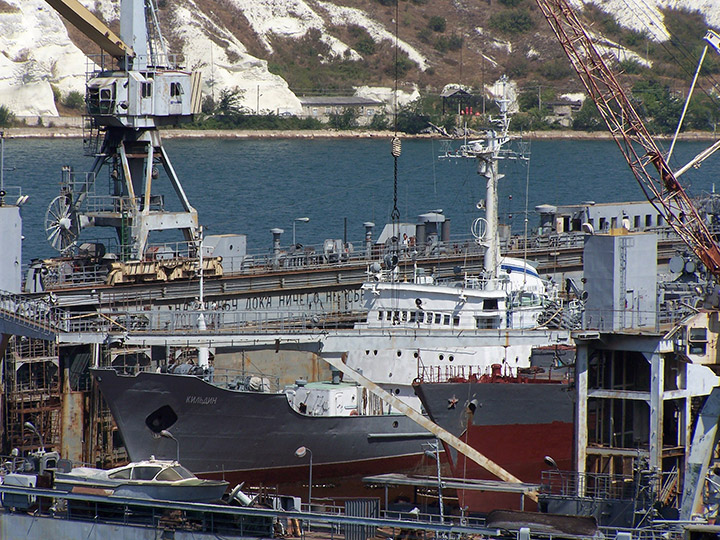 Разведывательный корабль "Кильдин" Черноморского флота в плавдоке