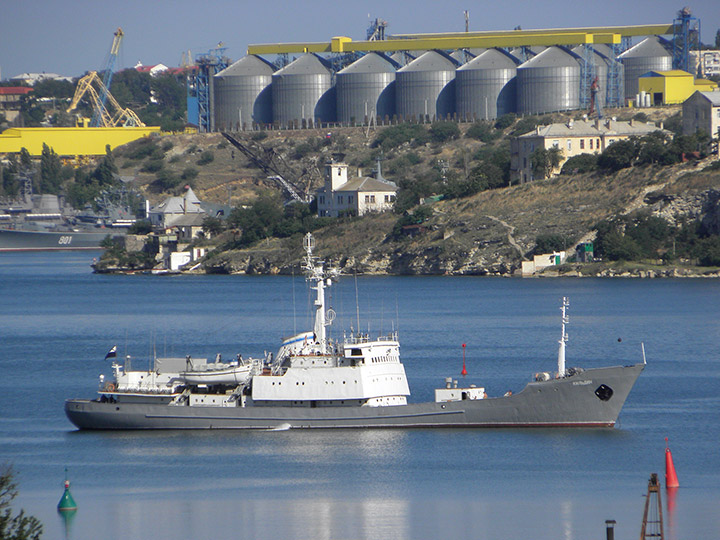 Разведывательный корабль "Кильдин" в Севастопольской бухте