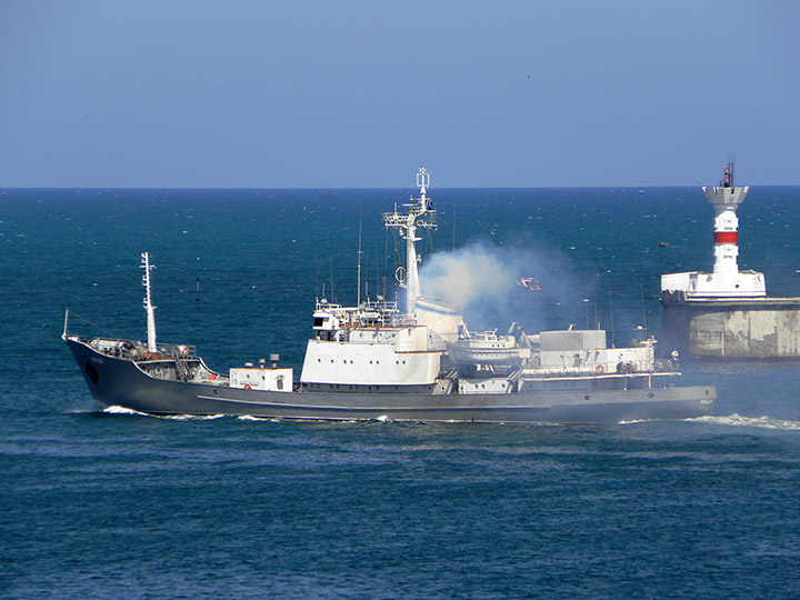 Разведывательный корабль "Кильдин" выходит из Севастопольской бухты