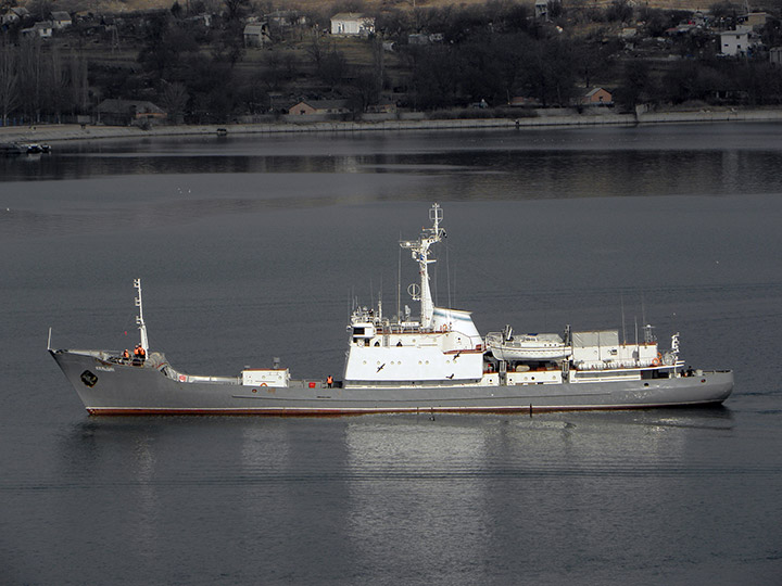 Разведывательный корабль "Кильдин" на ходу в Севастопольской бухте