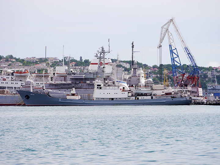 Разведывательный корабль "Лиман" у Минной стенки, Севастополь