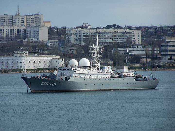 Разведывательный корабль "Приазовье" Черноморского флота