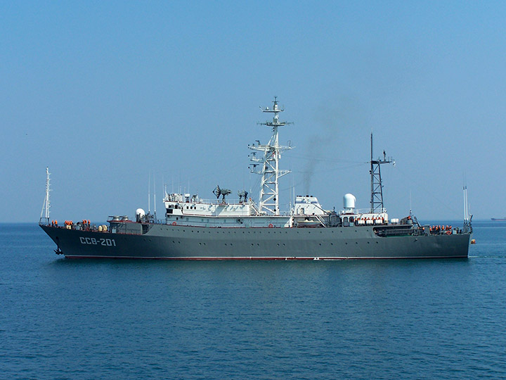 Разведывательный корабль "Приазовье" - вид с левого борта