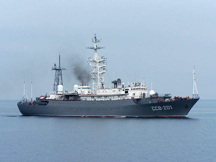 Разведывательный корабль ССВ-201 "Приазовье" - вид с правого борта