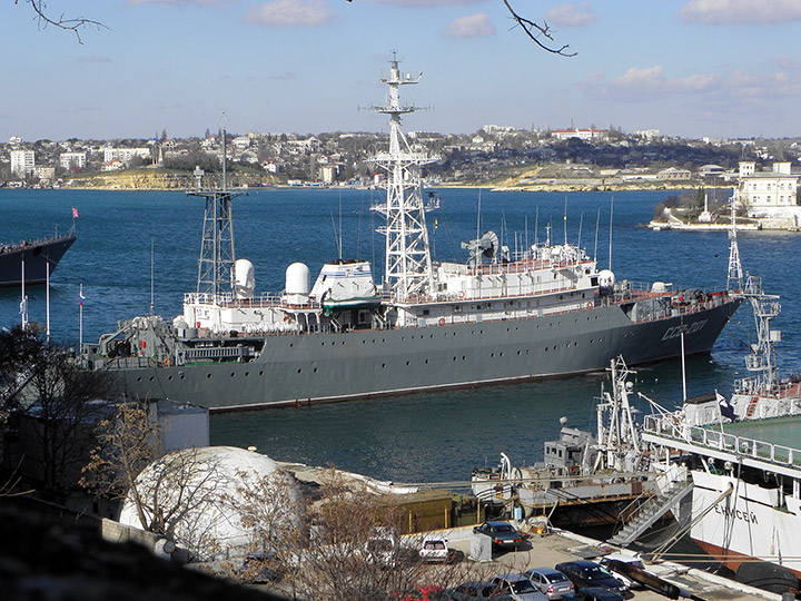 Разведывательный корабль "Приазовье" в Южной бухте Севастополя