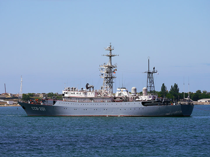 Разведывательный корабль "Приазовье" Черноморского флота