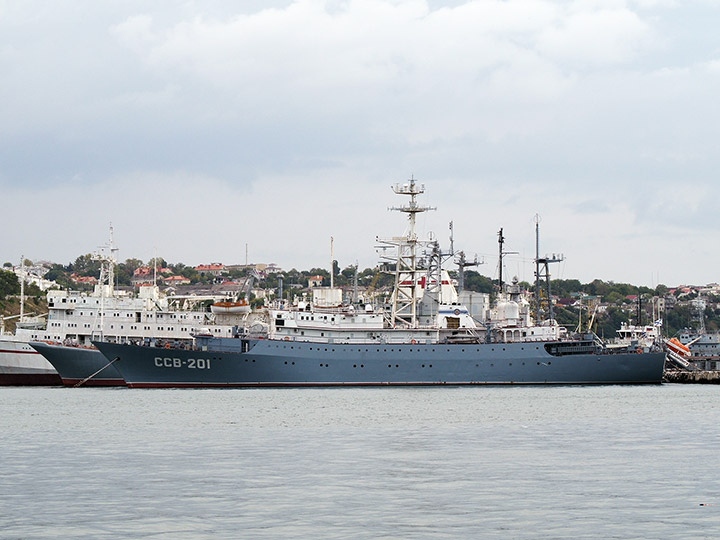 Разведывательный корабль "Приазовье" у причала в Севастополе