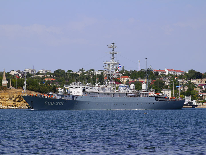 Разведывательный корабль "Приазовье" на фоне Северной стороны Севастополя