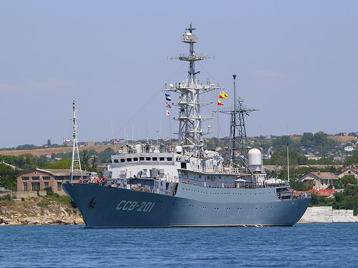 Разведывательный корабль "Приазовье" на ходу в Севастопольской бухте