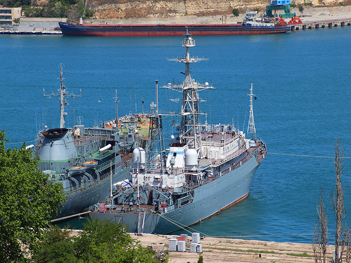 Разведывательный корабль "Приазовье" у Угольного причала, Севастополь