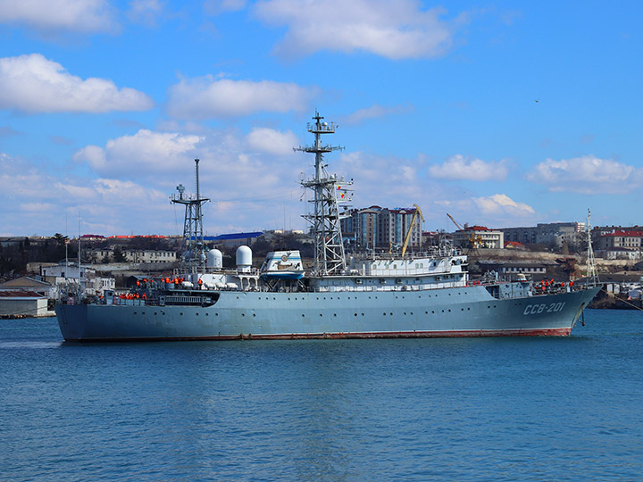 Разведывательный корабль "Приазовье" Черноморского флота в Севастополе