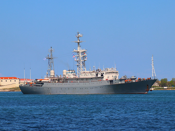 Разведывательный корабль "Приазовье" Черноморского флота в Севастопольской бухте