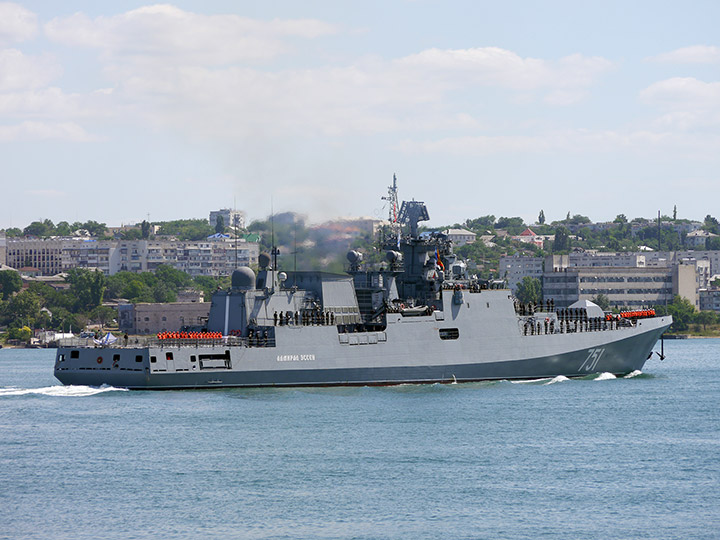 Сторожевой корабль "Адмирал Эссен" проходит по Севастопольской бухте