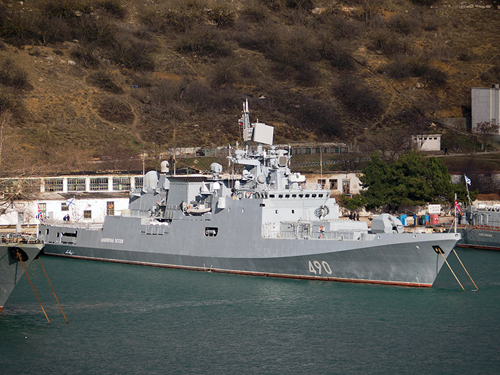 Сторожевой корабль "Адмирал Эссен" у причальной стенки в Севастополе