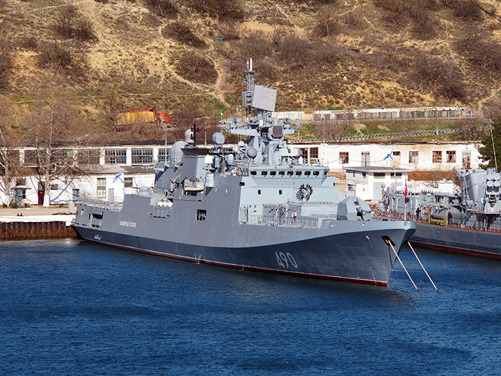 Сторожевой корабль "Адмирал Эссен" у причальной стенки в Севастополе