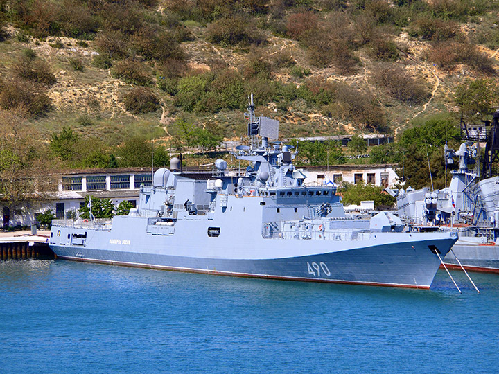 Сторожевой корабль "Адмирал Эссен" у причала в Севастополе