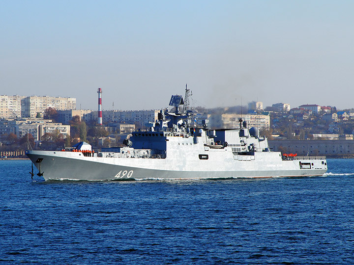 Фрегат "Адмирал Эссен" Черноморского флота выходит из Севастополя