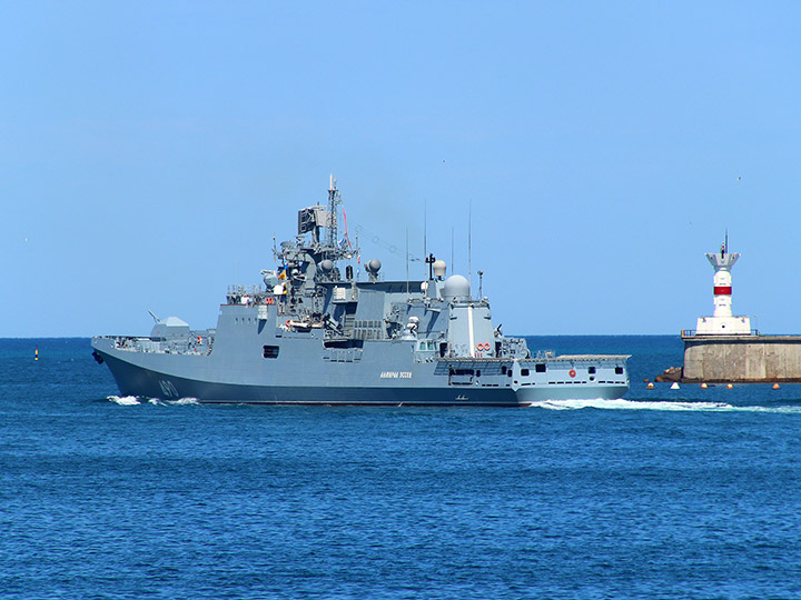 Фрегат "Адмирал Эссен" Черноморского флота выходит в море