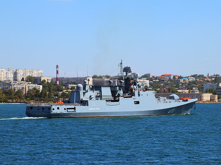 Фрегат "Адмирал Эссен" Черноморского флота заходит в Севастопольскую бухту