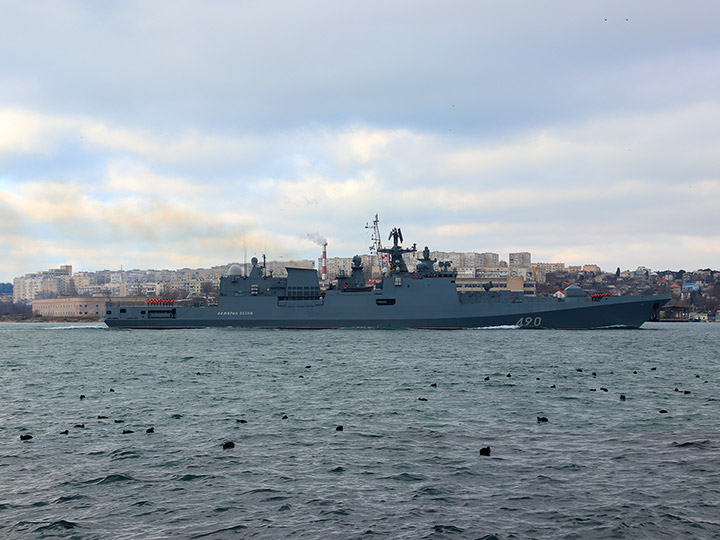Фрегат "Адмирал Эссен" Черноморского флота на фоне Северной стороны Севастополя