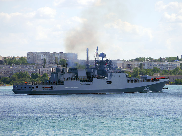Сторожевой корабль "Адмирал Григорович" заходит в Севастопольскую бухту
