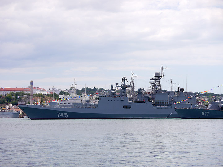 Сторожевой корабль "Адмирал Григорович" у Минной стенки в Южной бухте Севастополя