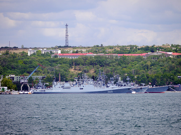 Сторожевой корабль "Адмирал Григорович" у причала в Севастопольской бухте