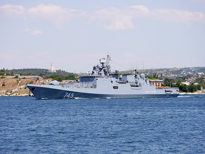 Сторожевой корабль "Адмирал Григорович" проходит по Севастопольской бухте