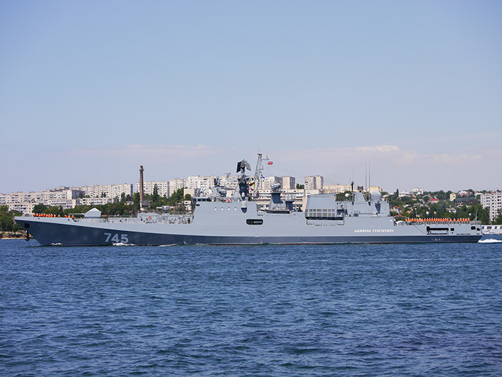 Сторожевой корабль "Адмирал Григорович" на фоне Северной стороны Севастополя