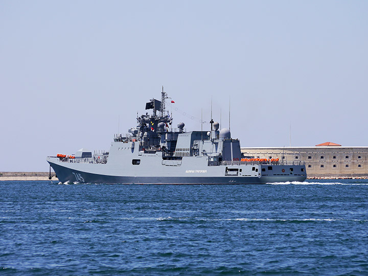 Сторожевой корабль "Адмирал Григорович" проходит Константиновскую батарею, Севастополь