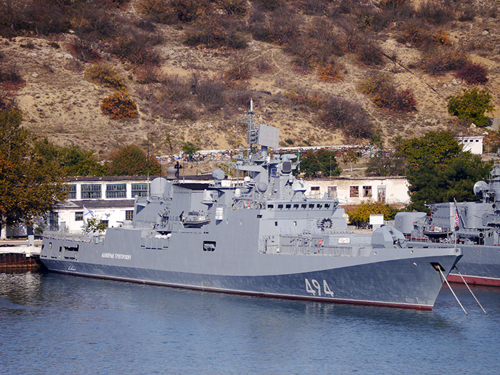 Сторожевой корабль "Адмирал Григорович" у причала в Севастополе