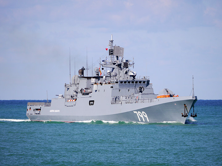 Фрегат "Адмирал Макаров" на подходе к Севастополю