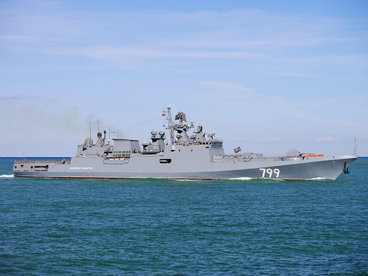 Фрегат "Адмирал Макаров" - вид на правый борт