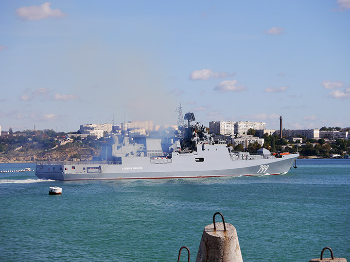 Фрегат "Адмирал Макаров" заходит в Севастопольскую бухту