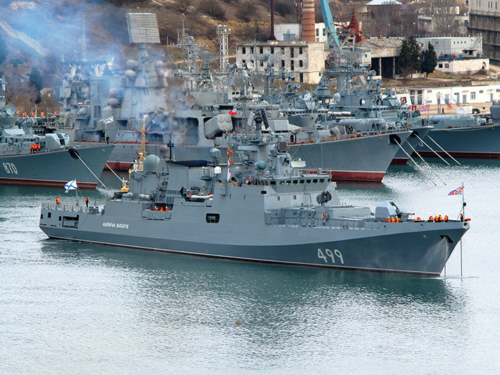 Фрегат "Адмирал Макаров" отходит от причала в Севастополе