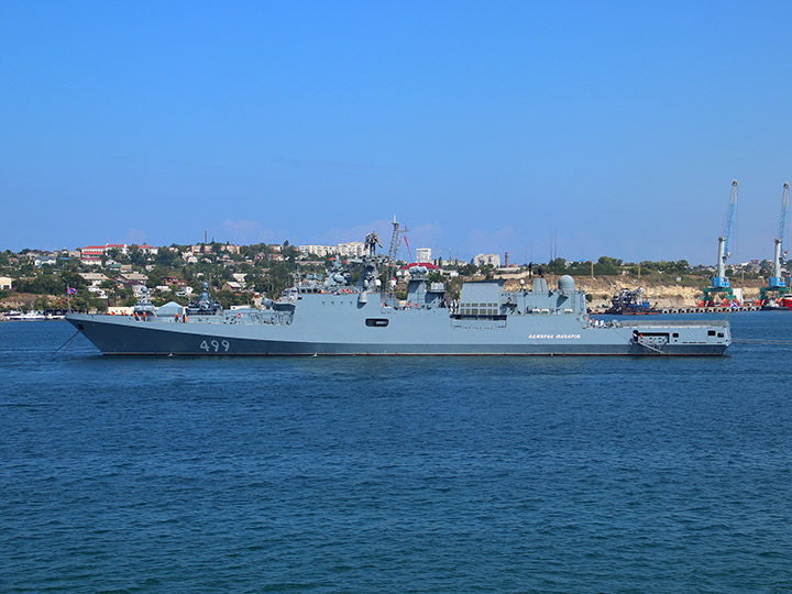 Фрегат "Адмирал Макаров" на стенде в Севастопольской бухте