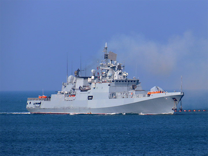 Фрегат "Адмирал Макаров" Черноморского флота на подходе к Севастополю