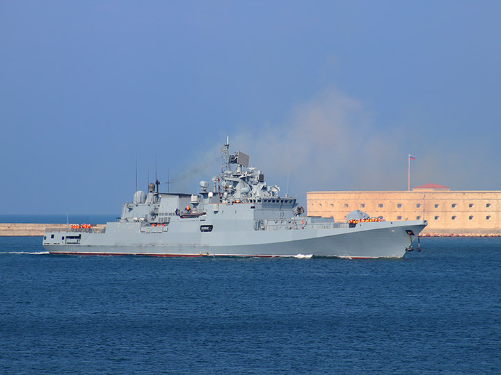 Фрегат "Адмирал Макаров" Черноморского флота и Константиновская батарея в Севастополе