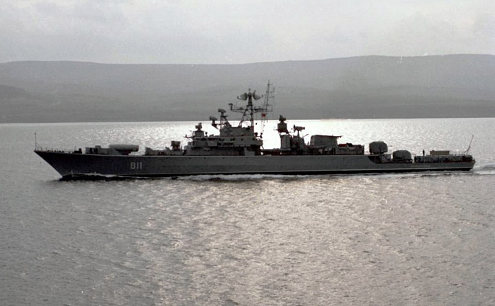 СКР "Беззаветный" Черноморского флота проходит пролив Босфор